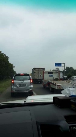 Truk Tabrak Pembatas Jalan di KM 23 Tol Jagorawi, Macet 6 Km ke Jakarta