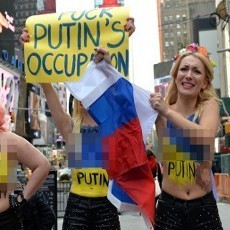 Demo Mengecam Putin, 5 Wanita Pamer Dada di New York
