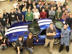 Mahasiswa-mahasiswa Ini Lindungi Mobil Dodge Viper yang akan Dihancurkan