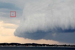 Ngeri! Foto-foto Pesawat Qantas Nyaris Ditelan Badai