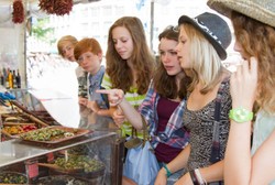 Tetap Langsing Saat Traveling dengan 7 Cara Ini