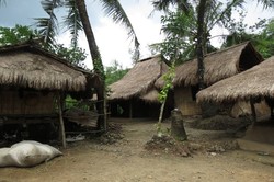 Hanya di Indonesia, Lantai Rumah Dipoles Kotoran Sapi