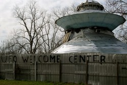 Pria Ini Bikin Piring Terbang Untuk Bertemu Alien