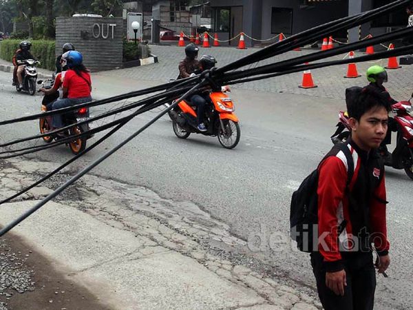 Kabel Semrawut Bahayakan Pengguna Jalan