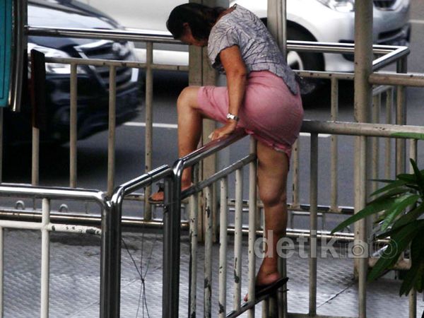 Nenek Bertongkat Panjat Pagar Halte TransJ