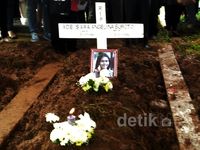 Ade Sara Dimakamkan di TPU Pondok Kopi