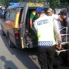 Terperosok Lubang Jalan, Pengendara Vario Dilindas Dump Truk