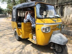 Bajaj dengan Fasilitas iPad, TV, WiFi