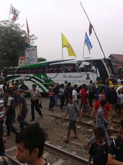 1 Sepeda Motor Terlindas Bus Haryanto yang Terseret KA Menoreh