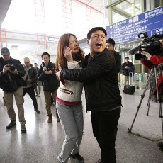 Suasana Harap dan Penuh Cemas Tampak di Bandara Kuala Lumpur dan Beijing