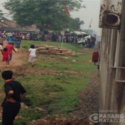 KA Menoreh Bertabrakan dengan Bus di Pintu Perlintasan Liar di Cibitung
