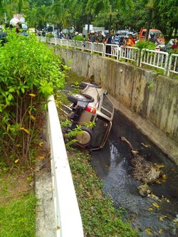 Diduga Hilang Kendali, Mobil Ini Nyemplung ke Kali Sedalam 3 Meter