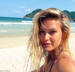 Cantiknya Bar Rafaeli Tanpa Make-up Saat Berbikini di Thailand