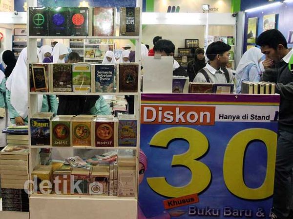 Pengunjung Serbu Diskon Pesta Buku di Istora Pengunjung Serbu Diskon Pesta Buku di Istora