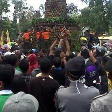 2014 Buah Durian Gratis Jadi Rebutan Warga