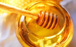 Racik Masker dari Madu dan Tomat untuk Atasi Kulit Berminyak