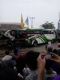 Sopir Bus yang Menerobos Palang perlintasan KA di Cibitung Masih Diburu