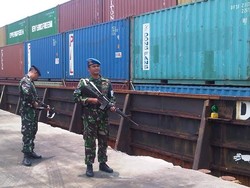 TNI AL Amankan Kapal Pengangkut Ratusan Kontainer Berisi Timah di Batam