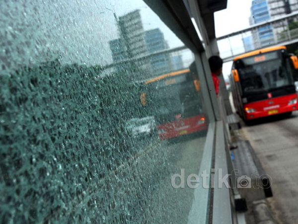 Halte TransJ Jadi Sasaran Tembak