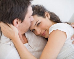 Cara Tak Lazim yang Efektif Menambah Kualitas Bercinta