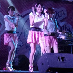 Cherrybelle Dihadiahi Wayang dari Fans di Cirebon