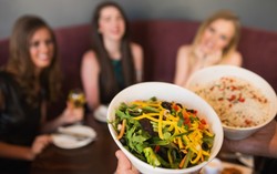 Diundang ke Jamuan Makan Orang Prancis? Pahami Etiket Makan Ini!