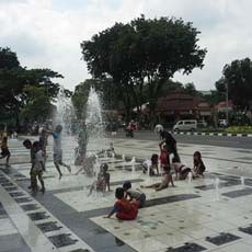 Ketika Anak-anak Main Air Muncrat di Depan Balai Kota Surabaya