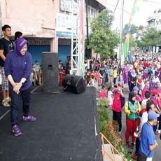 Walikota Risma Pimpin Goyang Caisar di Car Free Day