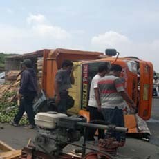 Truk Muat Alpukat Terguling, Jalan Raya Porong Macet