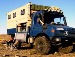 Pasangan Ini Bulan Madu Keliling Dunia Pakai Truk Mercy Unimog