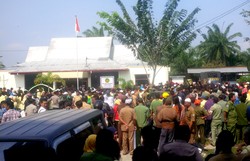 Kasus Raskin, PNS dan Kades Demo Kejari Lima Puluh Sumut