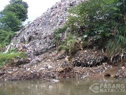 Inilah Gunung Sampah yang Ada di Pinggiran Kali Ciliwung di Condet