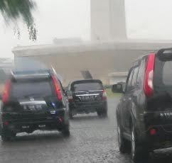 Jokowi Berkeliling di Monas di Tengah Guyuran Hujan