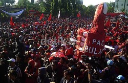 Asal Ada Uang Gampang Gaet Orang