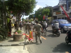 Razia Alat Peraga Kampanye, Petugas Gabungan Sempat Dihadang Massa Parpol