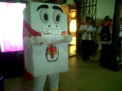 Boneka Sikora Sosialisasi Pemilu di Stasiun Jatinegara