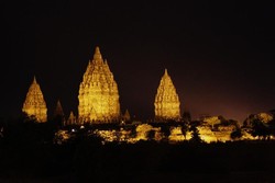 Candi Prambanan Mempesona Siang Malam