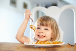 Berikan Sarapan Oatmeal dan Buah Segar agar Anak Berenergi