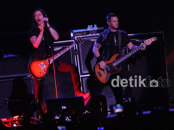 Aksi Garang Alter Bridge di Panggung Jakarta