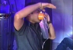 Pramugara ini Peragakan Demo Keselamatan Pesawat Sambil Joget