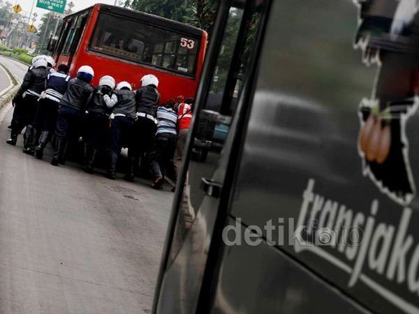 Dishub Bantu Dorong Metromini 