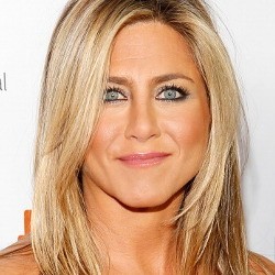 Jennifer Aniston Tak Suka Berfoto Selfie