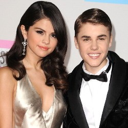 On and Off! Justin Bieber dan Selena Gomez Kepergok Jalan Bareng Lagi