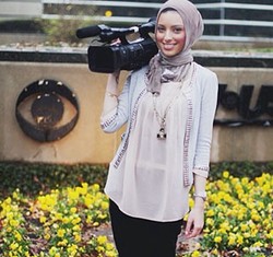 Hijab Style: Tampil Stylish Ala Noor Tagouri, Reporter Cantik Asal Amerika