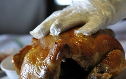 California Tarik Kembali Peraturan Wajib Pakai Sarung Tangan bagi Pegawai Restoran