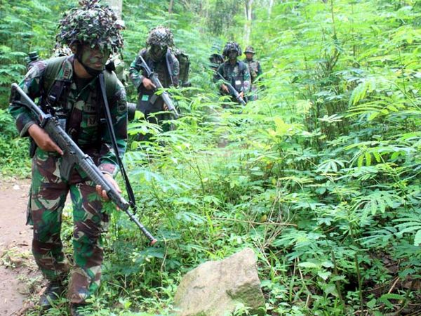 Brigif-1 Marinir Latihan Perang di Gunung Penanggungan