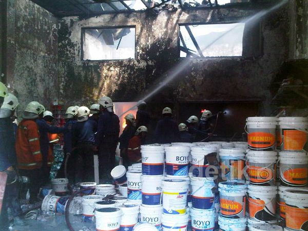 Toko Cat dan Tinner Terbakar
