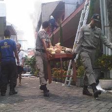 Kebakaran di Komplek Baliwerti, Warga Evakuasi Barang Berharga