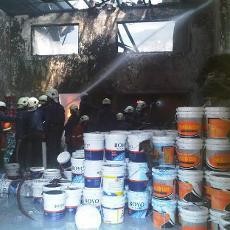 Suara Ledakan Terdengar dari Kebakaran Toko Cat dan Tinner Komplek Baliwerti