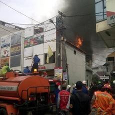 Bangunan Diduga Gudang Tinner di Komplek Baliwerti Terbakar